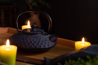 Çaydanlıklı ahşap tepsi ve doğu kültüründen süslemeli nesneler. Seçici odak