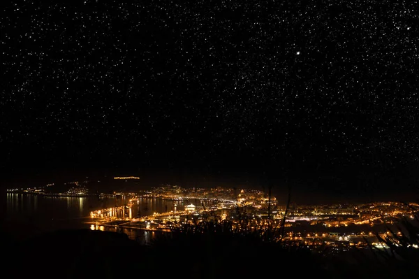 Ceuta şehri yıldızların altında gece aydınlandı.