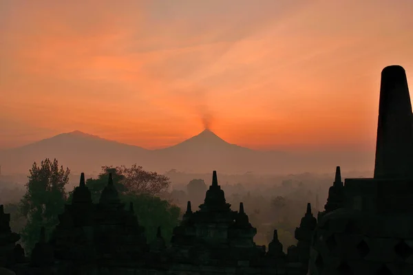 Borobudur chrám na ostrově Jáva při východu slunce, Indonésie — Stock fotografie