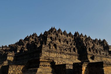 Endonezya 'da güneş doğarken Java adasındaki Borobudur tapınağı