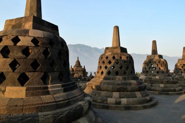 Endonezya 'da güneş doğarken Java adasındaki Borobudur tapınağı