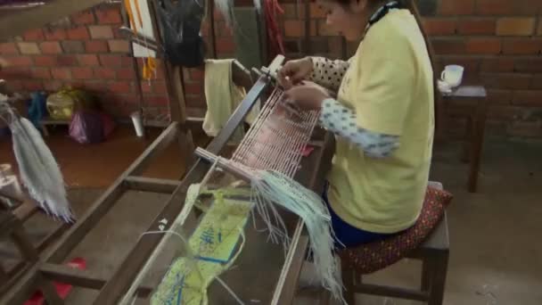 Kambodjansk Kvinna Visar Ett Bearbetningssteg Tillverkningen Garn Natursilke — Stockvideo