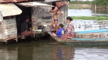 Tonle Sap, Kamboçya - 31 Aralık 2016: Tonle Sap gölünün kıyısındaki Kamboçya 'nın Ponley köyünde günlük yaşam.