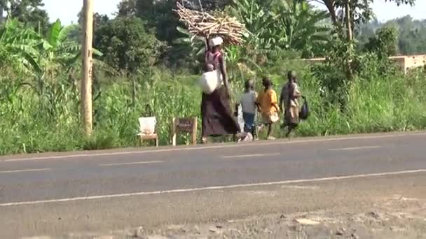 Уганда Августа 2016 Года Угандийская Женщина Четырьмя Детьми Возвращается Домой — стоковое видео
