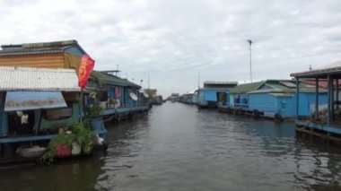 Tonle Sap, Kamboçya - 31 Aralık 2016: Tonle Sap gölünün kıyısındaki Kamboçya 'nın Ponley köyünde günlük yaşam.