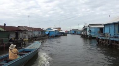 Tonle Sap, Kamboçya - 31 Aralık 2016: Tonle Sap gölünün kıyısındaki Kamboçya 'nın Ponley köyünde günlük yaşam.