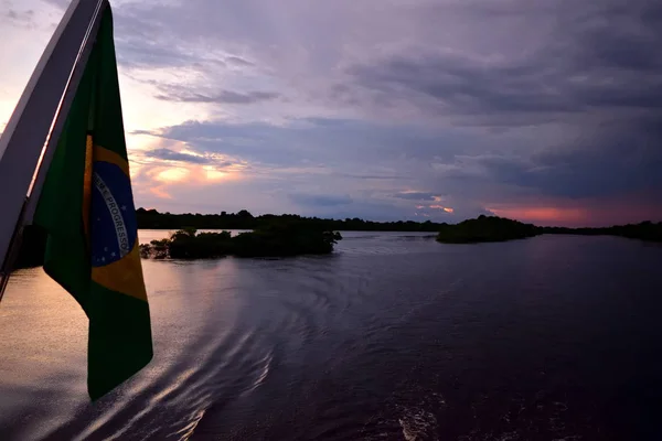 Le acque del Rio Negro e la giungla al tramonto — Foto Stock