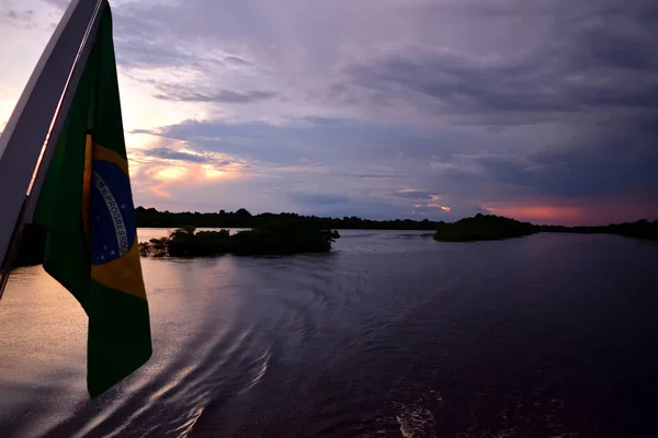 Aguas del Río Negro y la selva al atardecer — Foto de Stock