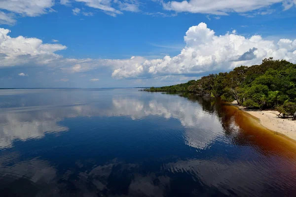 Obloha reflexe na vodách Rio Negro, Amazon. — Stock fotografie