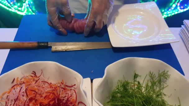 Bereiding Van Een Smakelijk Gerecht Van Blauwvintonijn Sashimi Real Time — Stockvideo