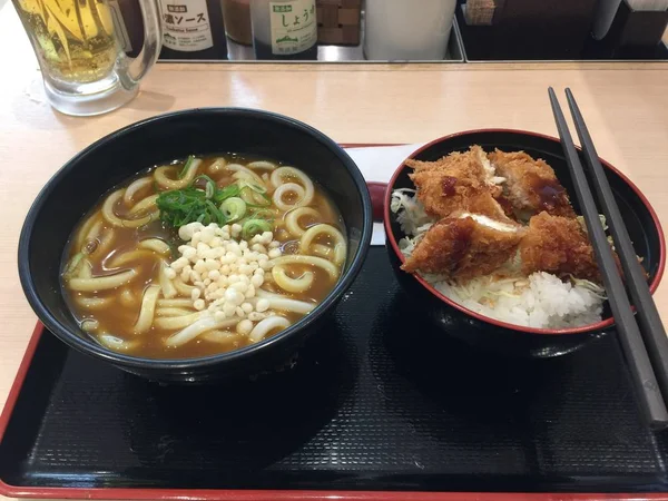 En enkel rätt med varm udon och tonkatsu i Kyoto — Stockfoto