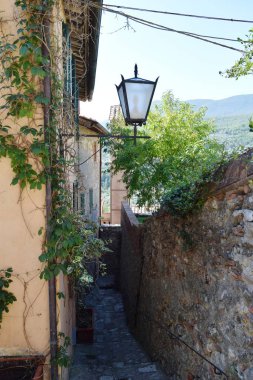 Toskana kırsalındaki eski bir ortaçağ köyünün manzarası.