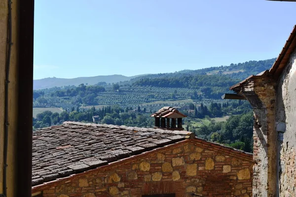 View of an ancient medieval village in the Tuscan countryside. — 스톡 사진