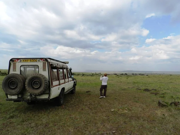 Turista mujer tomando una foto de la hermosa sabana africana — Foto de Stock