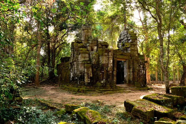 View of a beautiful temple in the Angkor complex — Stok fotoğraf