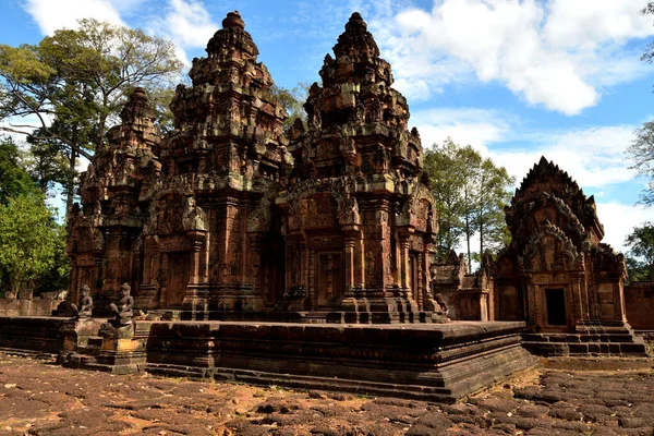 View of a beautiful temple in the Angkor complex — Stok fotoğraf