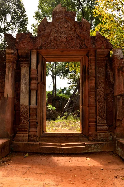 Widok drzwi pięknej świątyni w kompleksie Angkor — Zdjęcie stockowe