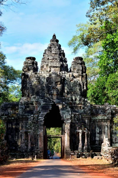 Vue sur la magnifique entrée du complexe d'Angkor Thom — Photo