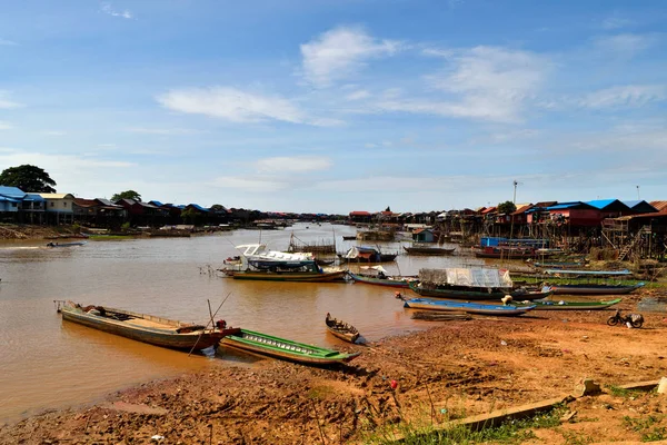 Pemandangan desa mengambang yang menakjubkan Kampong Khleang di tepi danau Tonle Sap — Stok Foto