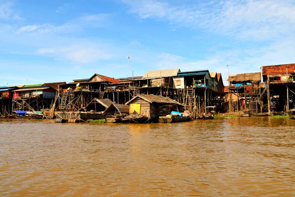 Pemandangan desa mengambang yang menakjubkan Kampong Khleang di tepi danau Tonle Sap — Stok Foto