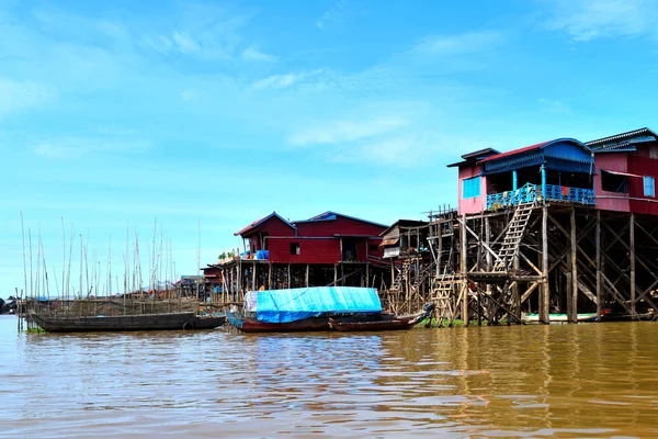 Pemandangan desa mengambang yang menakjubkan Kampong Khleang di tepi danau Tonle Sap — Stok Foto