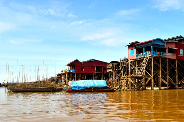 Pohled na úžasnou plovoucí vesnici Kampong Khleang na březích jezera Tonle Sap — Stock fotografie