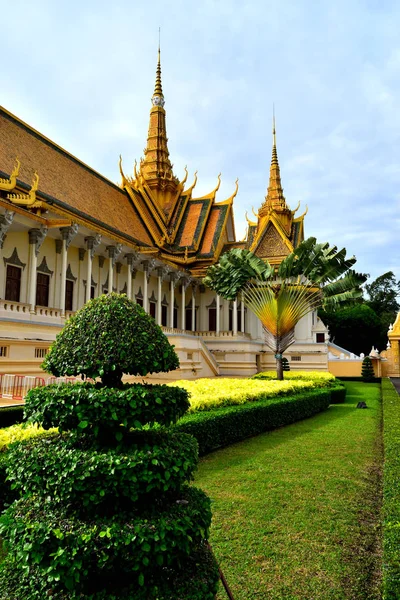 Vista de un edificio y jardines adyacentes en el complejo del Palacio Real de Phnom Penh — Foto de Stock