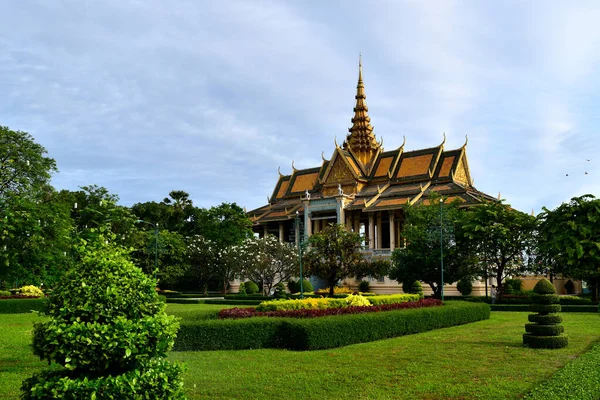 Uitzicht op een gebouw en aangrenzende tuinen in het Koninklijk Paleis complex van Phnom Penh — Stockfoto