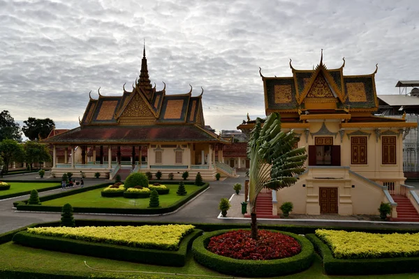 Vista de un edificio y jardines adyacentes en el complejo del Palacio Real de Phnom Penh — Foto de Stock