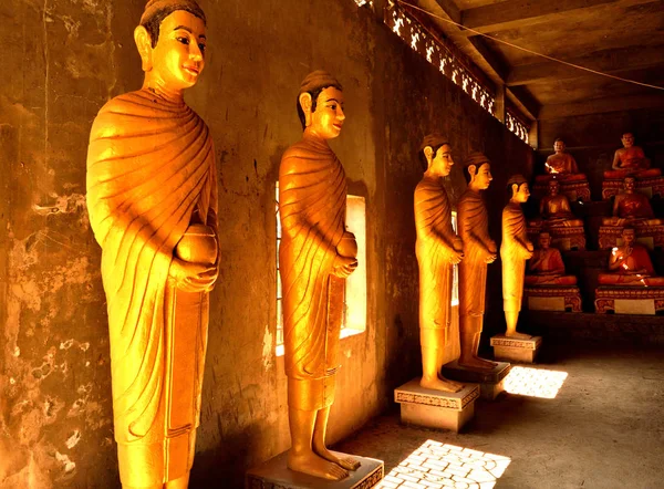Pohled na sochy uvnitř obřího Buddhy v komplexu Wat Ek Phnom, Battambang — Stock fotografie