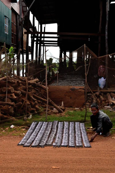 5 de enero de 2017, Primer plano de un anciano pescador camboyano en el pueblo flotante de Kampong Khleang — Foto de Stock