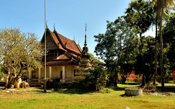 Vista del moderno templo de Ek Phnom, Battambang — Foto de Stock