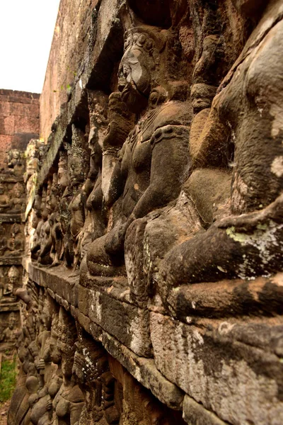 Gros plan des bas-reliefs sur la terrasse des éléphants dans le complexe Angkor — Photo