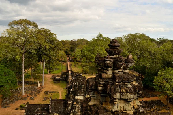 View from the beautiful Phimeanakas temple in the Angkor complex — Stockfoto