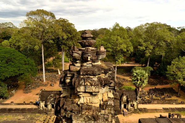 Widok z pięknej świątyni Phimeanakas w kompleksie Angkor — Zdjęcie stockowe