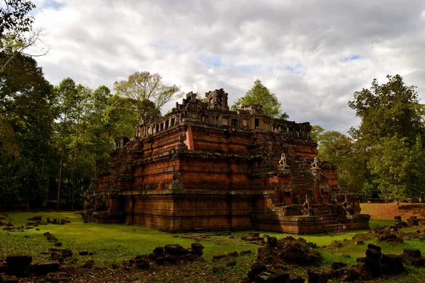 View of the beautiful Phimeanakas temple in the Angkor complex — Stok fotoğraf