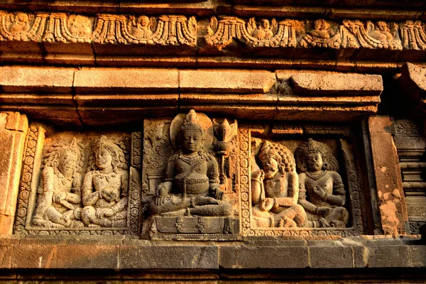 Close-up van het bas-reliëf van de Prambanan Hindoe tempel — Stockfoto