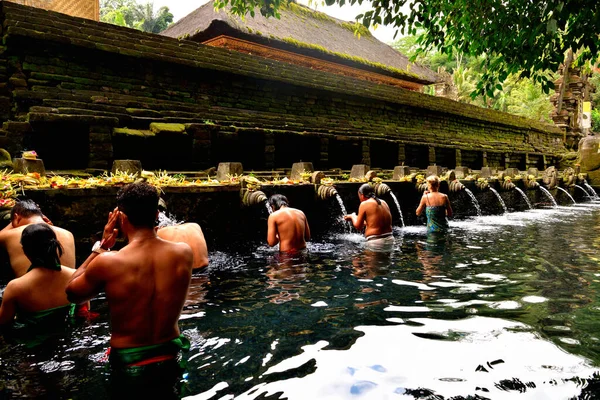 Primer Plano Las Fuentes Sagradas Del Templo Tirta Empul Bali — Foto de Stock