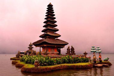 Sisli bir günde Pura Ulun Danu Bratan tapınağının inanılmaz manzarası, Bali