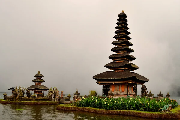 Increíble Vista Del Templo Pura Ulun Danu Bratan Día Niebla — Foto de Stock