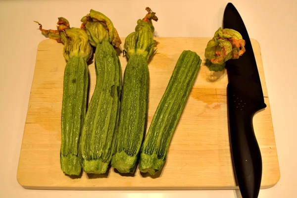 Een Close Van Een Snijplank Met Zucchini Florence Courgette Bloem — Stockfoto