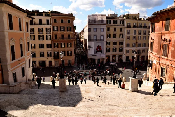8 Mart 2020, Roma, İtalya: Coronavirüs salgını nedeniyle az sayıda turistle birlikte Piazza di Spagna manzarası