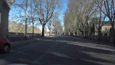 Roma, İtalya - 1 Nisan 2020: Karantina nedeniyle Lungotevere 'e turistler ve trafik olmadan bakmak