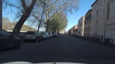 Roma, İtalya - 1 Nisan 2020: Karantina nedeniyle Lungotevere 'e turistler ve trafik olmadan bakmak