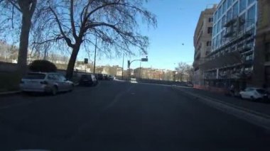 Roma, İtalya - 1 Nisan 2020: Karantina nedeniyle Lungotevere 'e turistler ve trafik olmadan bakmak