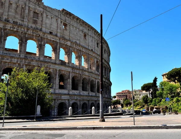 Tecritin ikinci aşaması nedeniyle turistler olmadan Kolezyum manzarası