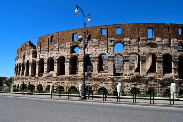 View of the Colosseum without tourists due to the phase 2 of lockdown — Stock Photo, Image