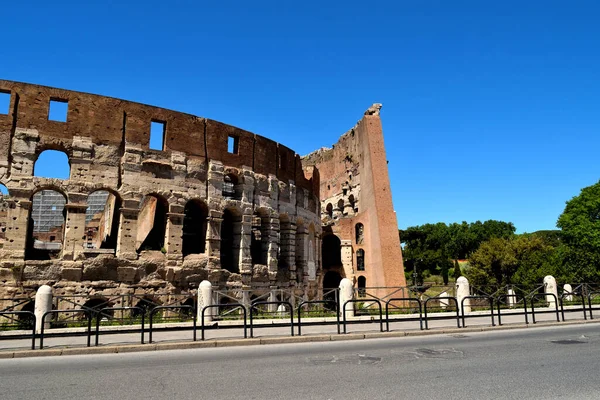 Blick auf das Kolosseum ohne Touristen aufgrund der Phase 2 der Sperrung — Stockfoto
