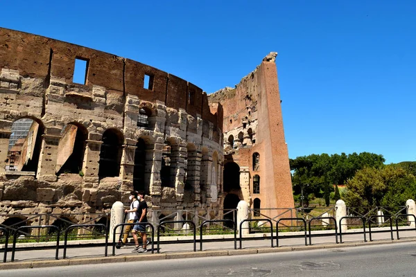 Blick auf das Kolosseum ohne Touristen aufgrund der Phase 2 der Sperrung — Stockfoto