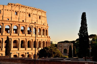 7 Mayıs 2020, Roma, İtalya: Kilitlenmenin ikinci aşaması nedeniyle Kolezyum 'un turistler olmadan manzarası